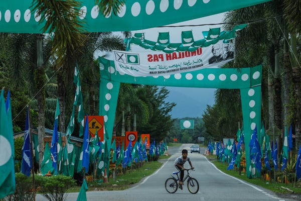 KEMAHANG, 6 Ogos -- Bendera-bendera parti politik yang bertanding dalam Pilihan Raya Negeri (PRN) Kelantan mula dipasang bagi menghangatkan lagi suasana kempen semasa tinjauan di sekitar Felda Kemahang hari ini.

Suruhanjaya Pilihan Raya (SPR) menetapkan hari pengundian PRN pada 12 Ogos ini sementara pengundian awal pada 8 Ogos bagi enam negeri iaitu Selangor, Negeri Sembilan, Pulau Pinang, Kedah, Terengganu dan Kelantan.

-- fotoBERNAMA (2023) HAK CIPTA TERPELIHARA