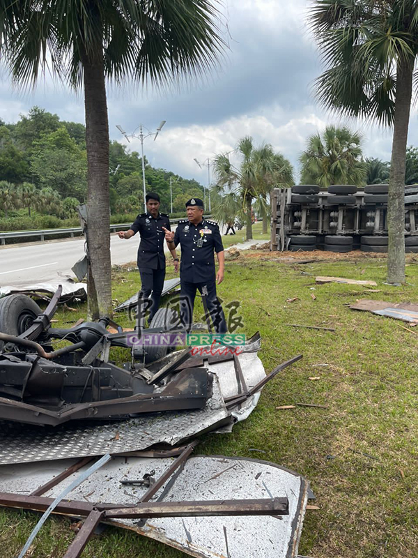 警开路酿恐怖车祸