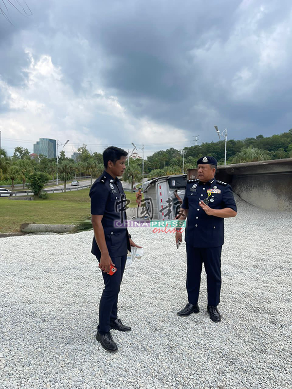 警开路酿恐怖车祸