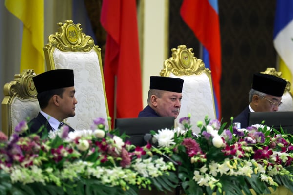 KUALA LUMPUR, 26 Okt -- Yang di-Pertuan Agong Al-Sultan Abdullah Ri'ayatuddin Al-Mustafa Billah Shah (kanan) bersama Sultan Johor Sultan Ibrahim Almarhum Sultan Iskandar (dua, kiri) pada Mesyuarat Majlis Raja-Raja ke-262 yang berlangsung di Istana Negara hari ini.

Turut bersama, Menteri Besar Johor Datuk Onn Hafiz Ghazi (kiri).

--fotoBERNAMA (2023) HAK CIPTA TERPELIHARA