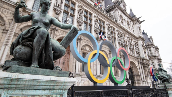 巴黎市政厅大楼外的奥运会标志。


