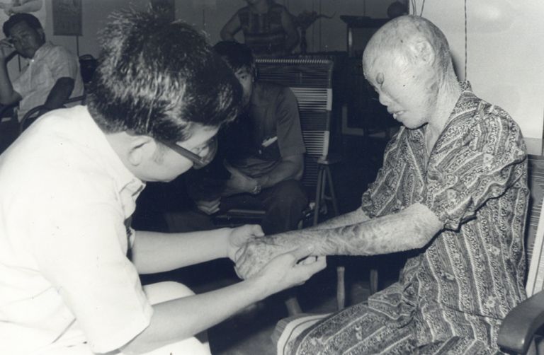 皮肤专科医生陈胜尧为张四妹提供药物及治疗。