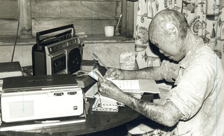 张四妹打从出世到长大的30多年未曾踏出家门，在家里靠收音机及书信与外界接触。