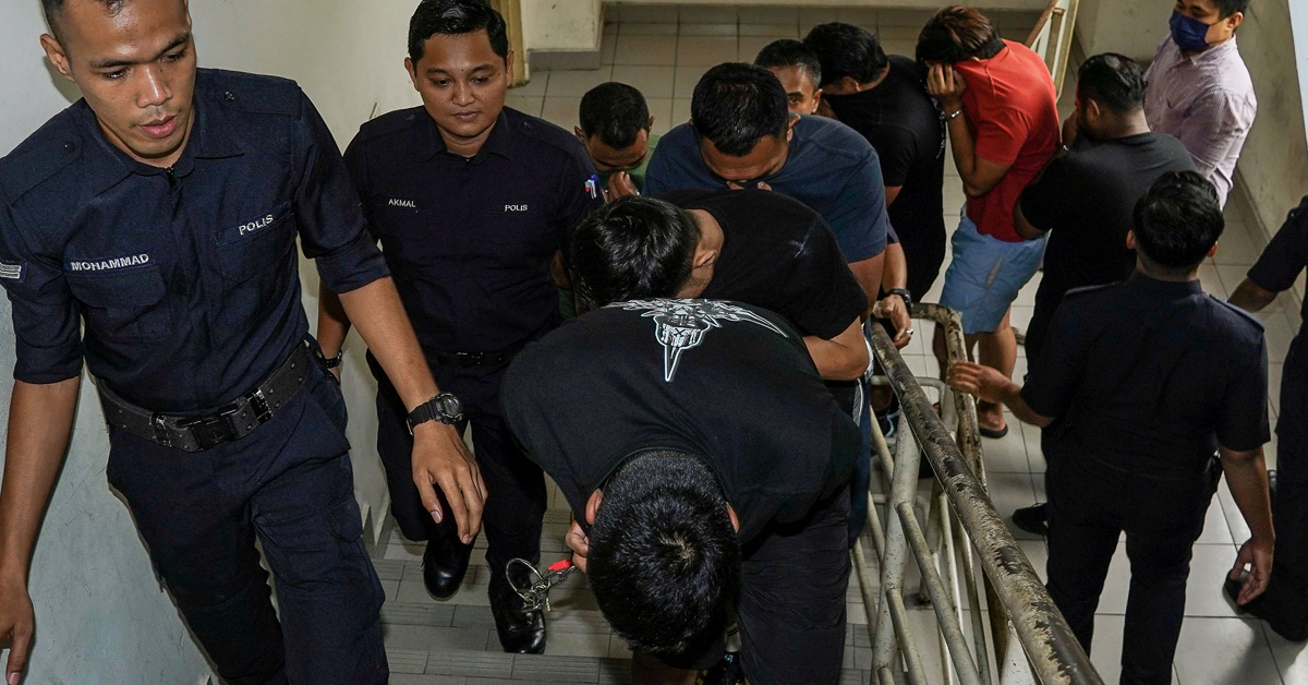 9名被告被警方押上法庭面控。