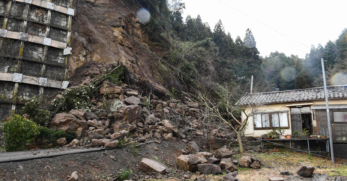 周六在石川县穴水市，可见一处山崩情景。（法新社）