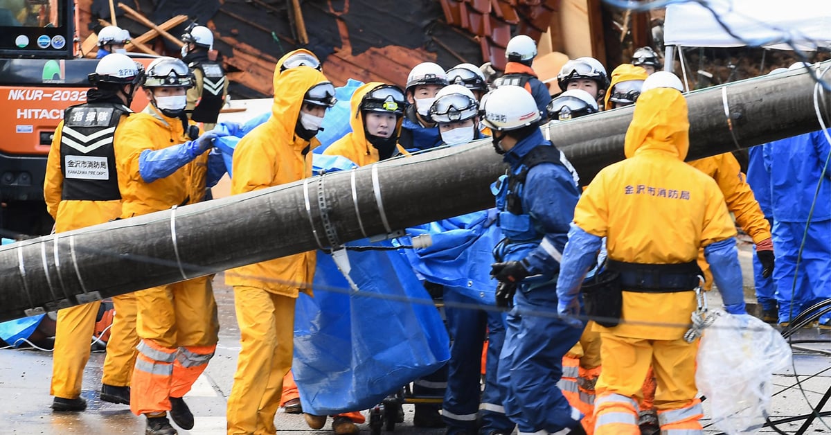 救援人员周六在石川县穴水市抬出罹难者遗体。（法新社）