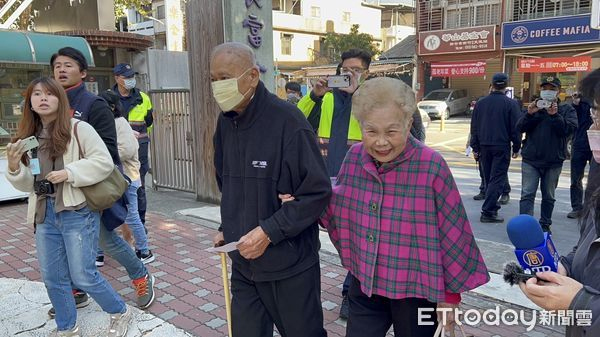 台总统选举｜柯文哲妹陪爸妈投票 “要身分证掏市民卡”有惊无险过关