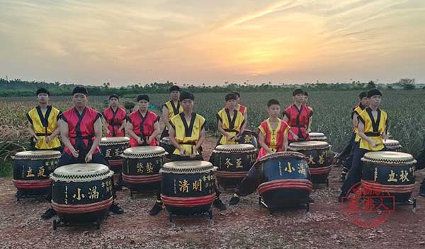 在艳阳升起时，由居銮中华中学鼓队带来二十四节令鼓表演。