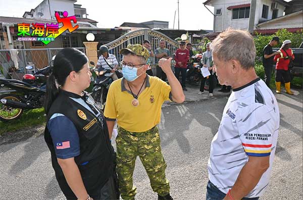 黄靖雯（左起）和玻璃口警卫局队长苏建文及潘添福村民讨论蚊虫问题。