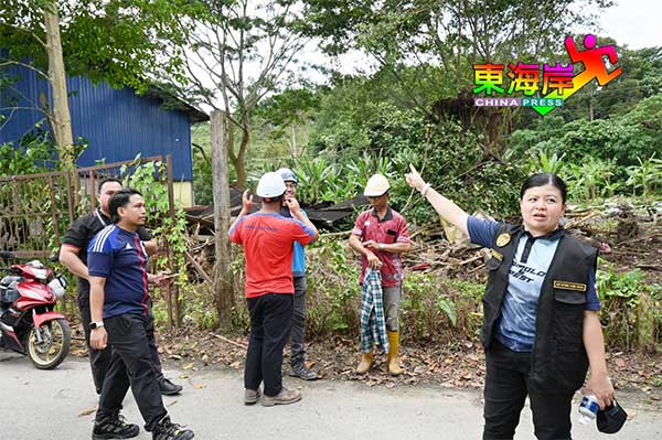 黄靖雯医生指后面电缆下的菜园区，蚊虫繁殖多。