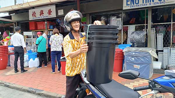 民众陈永良选择采购储水桶，做好准备度过制水期。