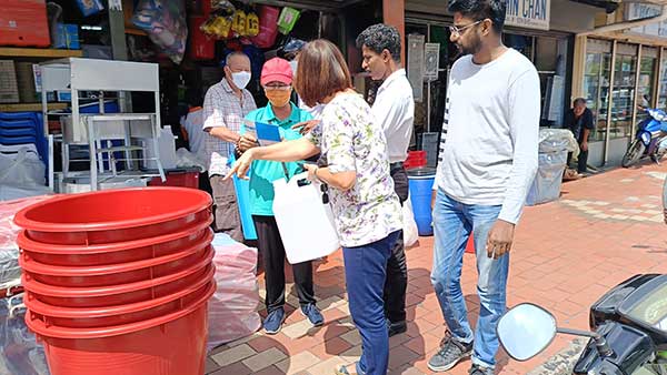 距离大制水不到48小时，仍有民众赶在最后一分钟选购储水桶。