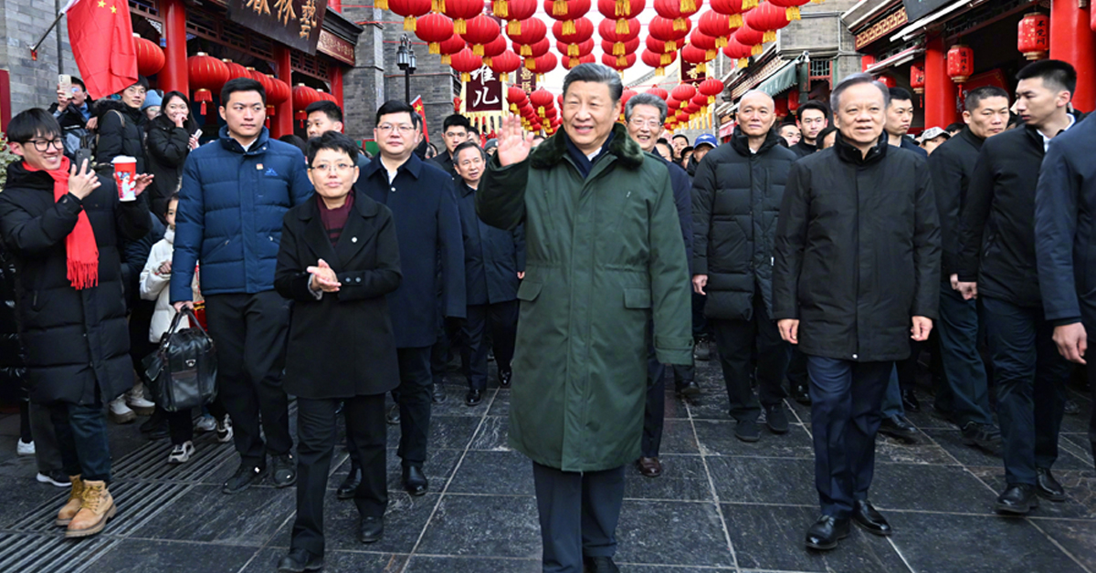 习近平到天津古文化街，察看节日市场供应。（新华社）