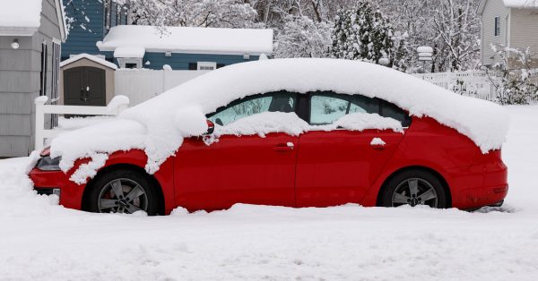 周二在纽约塔潘，一辆汽车被雪覆盖。（法新社）