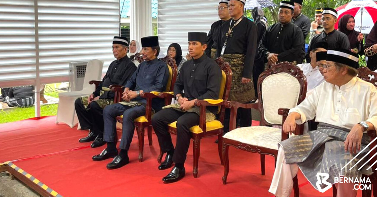 汶莱苏丹博尔基亚（前排坐者左2起）与王子马丁前来参与泰益马目的葬礼；前排坐者左为砂州元首敦旺朱乃迪；前排坐者右为阿邦佐哈里。