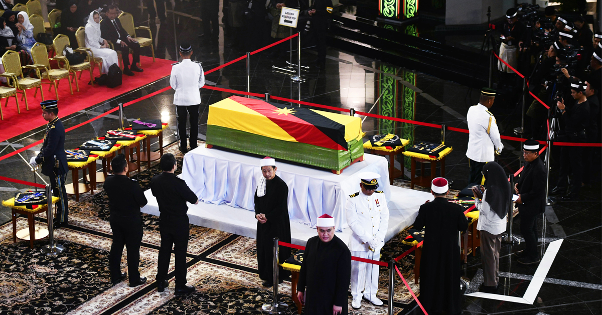 泰益马目灵柩周四（22日）短暂停放在砂州议会大厦，供民众瞻仰遗容。