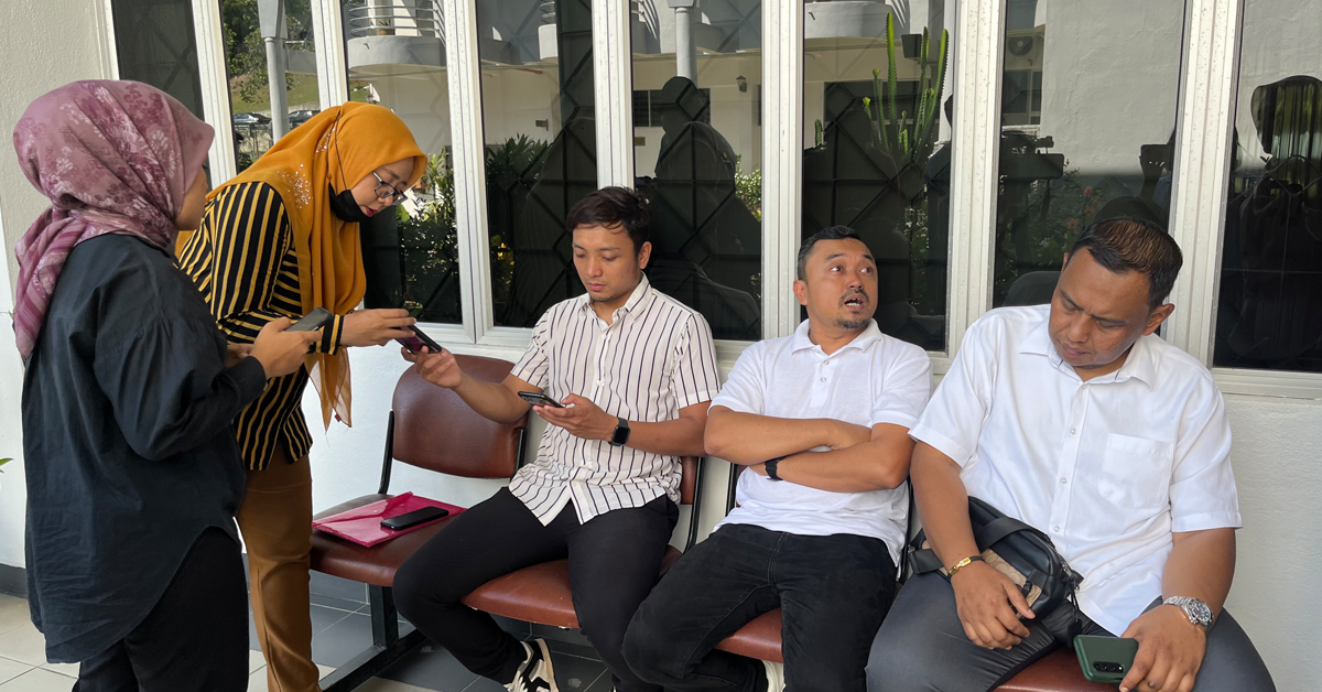 死者的哥哥沙里查（右2）与弟弟沙传（右3）在法庭外接受媒体访问。