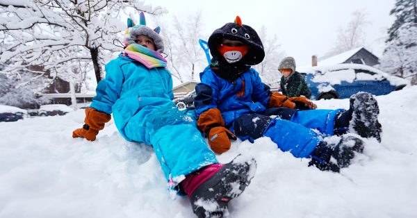 孩童在丹佛的雪地游现。（美联社）