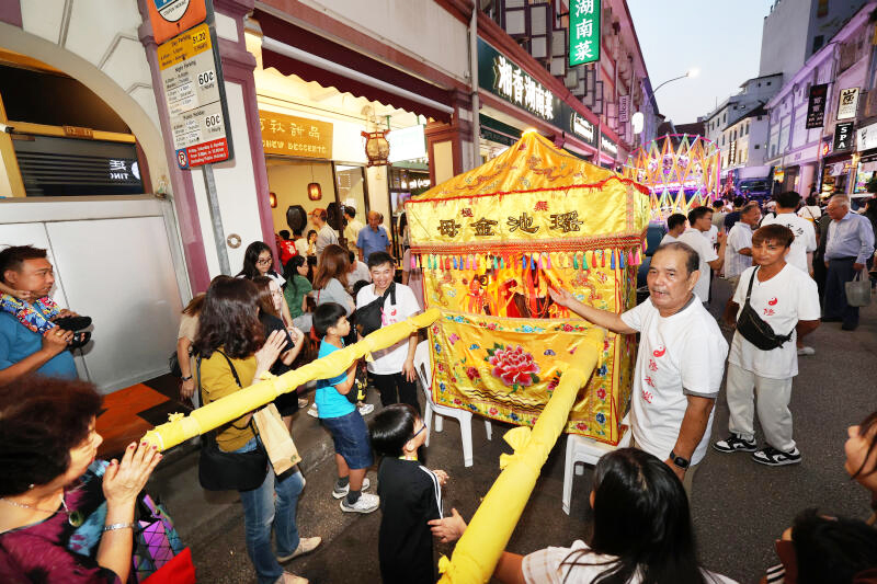 花车和抬轿游行 狮城商家卯足全力引客