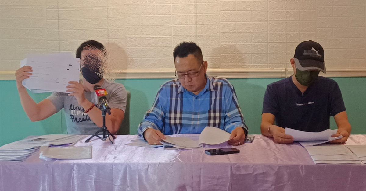 张先生（左）与庄先生（右）通过陈彼得（中）召开记者会，公开“车行”诈骗的过程。
