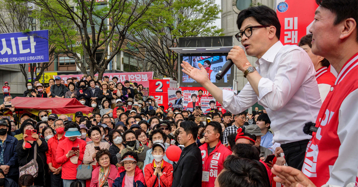 国民力量党临时党首韩东勋在首尔街头拉票。为吸引民众视线，团队还带上了舞者现场表演，炒热气氛。（法新社）