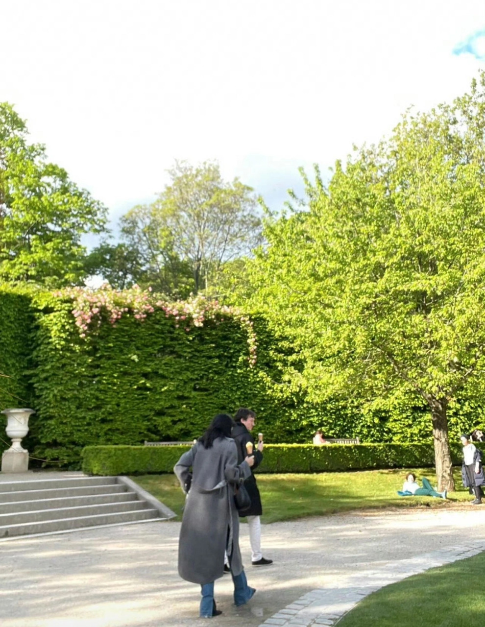 Lisa与弗雷德里克阿诺一起逛巴黎罗丹美术馆花园。