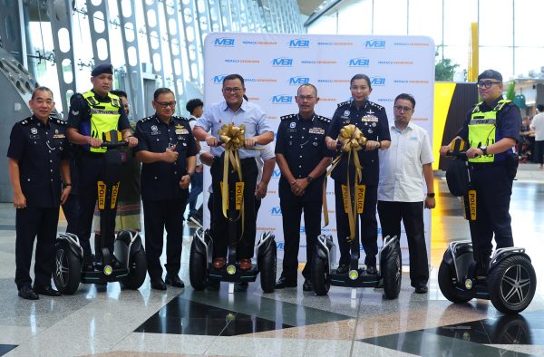 阿米鲁丁（左4起）代表雪州政府购置4架电动滑板车赠予雪州警方，并由吉隆坡国际机场警区主任阿兹曼助理总监（右4）以及雪州副总警长拿督莎西卡拉接领。