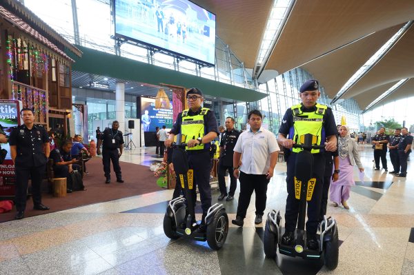 2名警员开始使用新分发的电动滑板车在机场范围内巡逻。