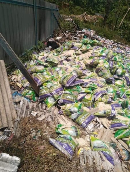 瓜拉吉挠微笑山往伦本马慕附近的垃圾场，发现大量白米和其他粮食，其照片和视频在社交媒体疯传。