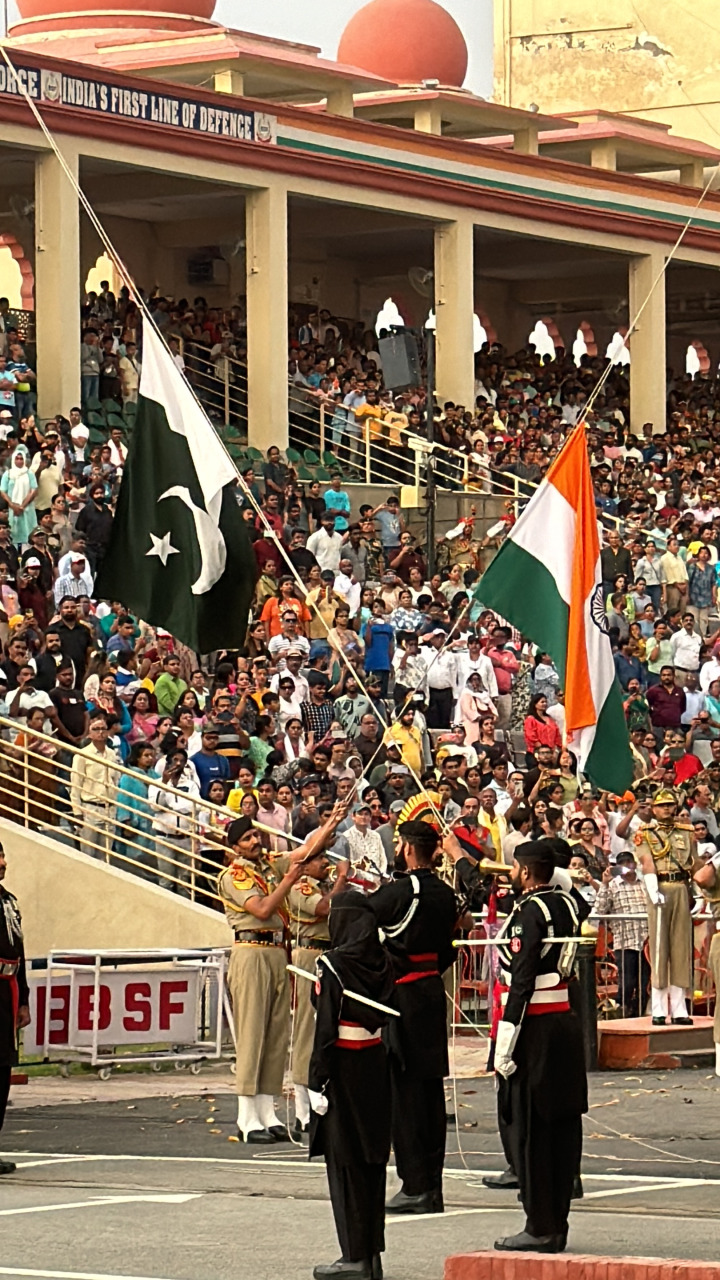 ■巴基斯坦与印度边境城市Wagah Border，每天下午5点上演大型降旗仪式嘉年华，让两国同主同宗但不同宗教的Punjab乡亲父老们同欢同庆。
