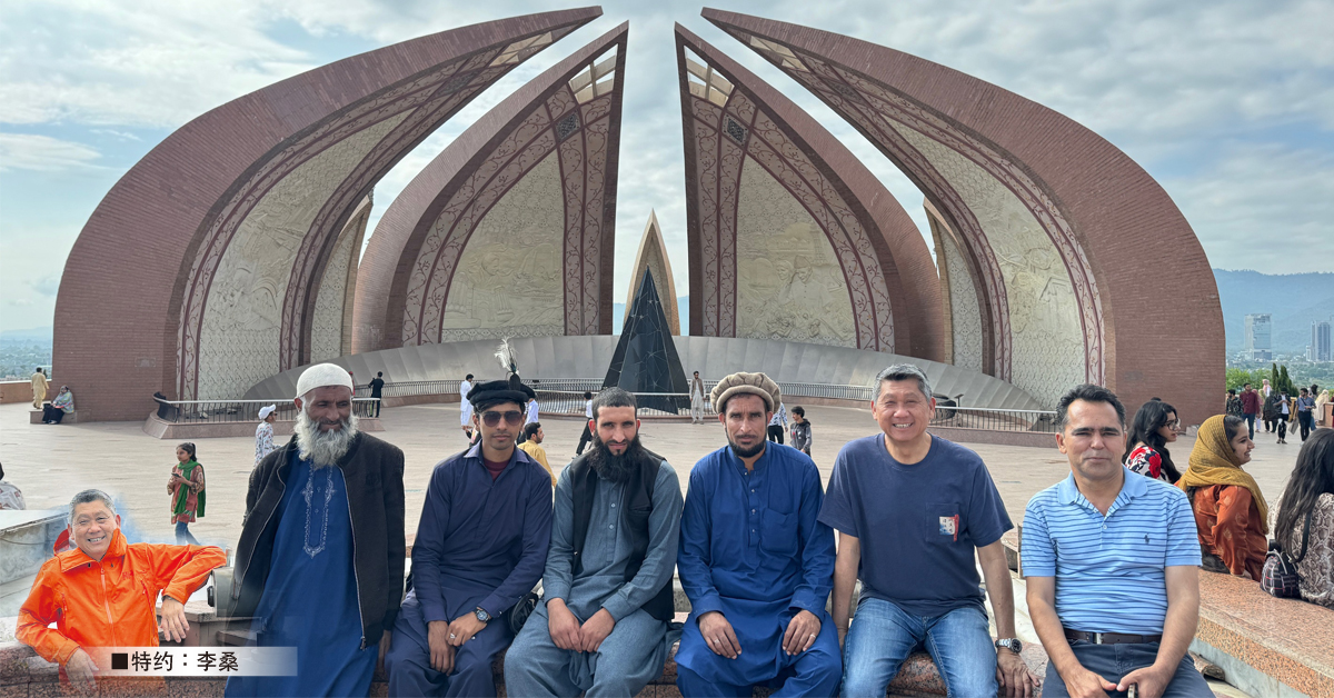 ■于巴基斯坦国家纪念碑前，与当地少数民族拍张合照，留下了我踏足第138个国家的深远意义。