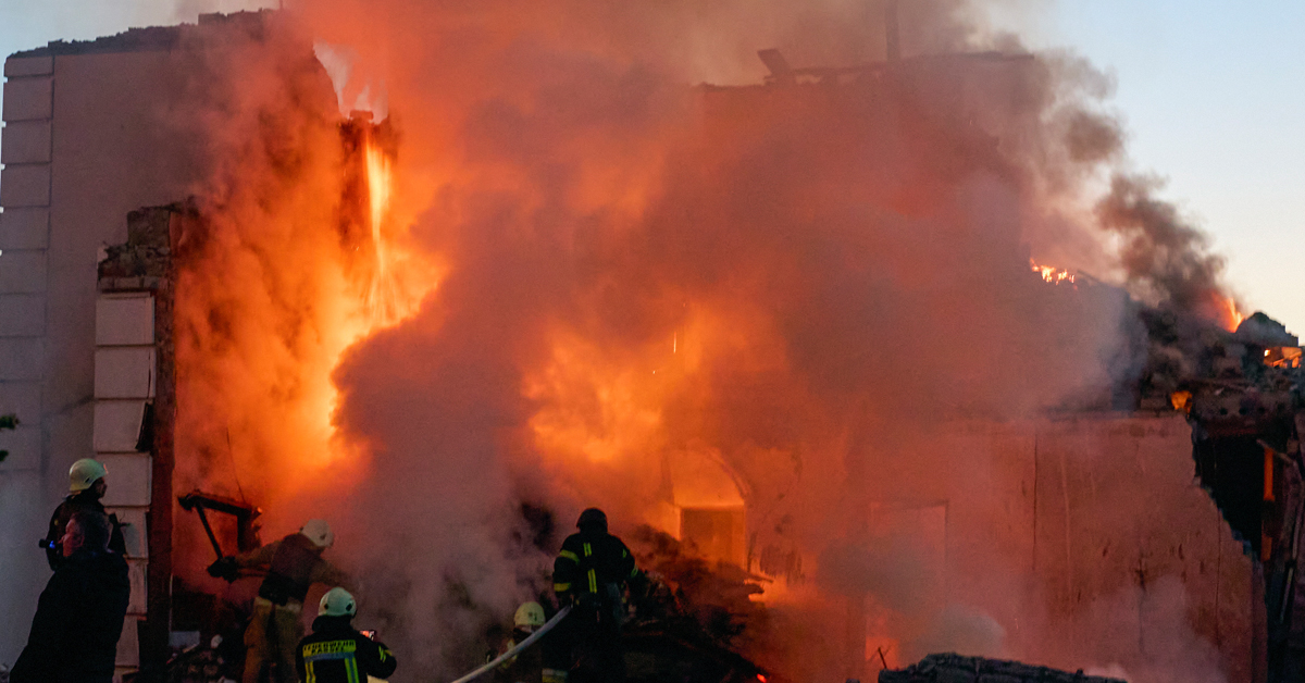 哈尔科夫10日突遭俄罗斯袭击，当地一处民宅被大火燃烧。（欧新社）