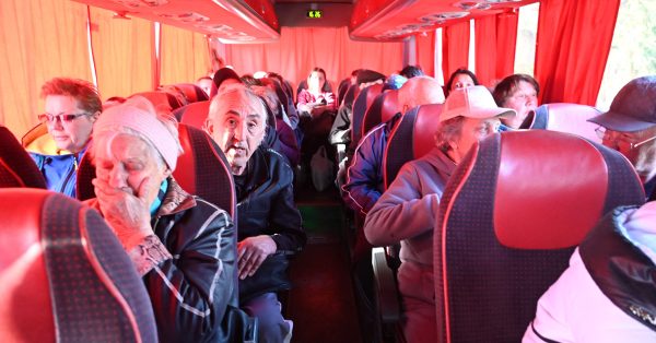 哈尔科夫的民众10日乘巴士撤离。（法新社）