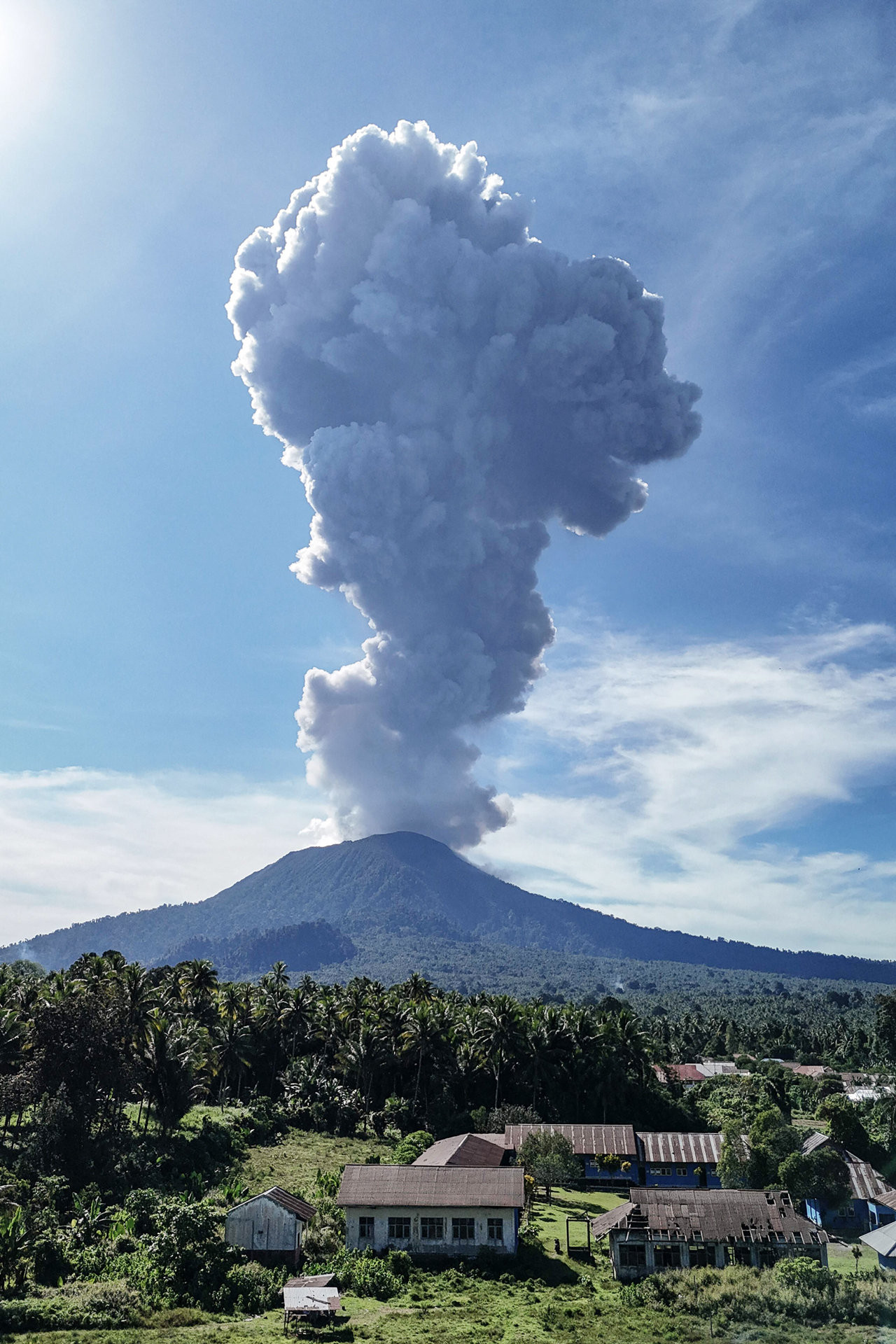 印尼伊布火山喷发火山灰柱达5000公尺| 中國報China Press