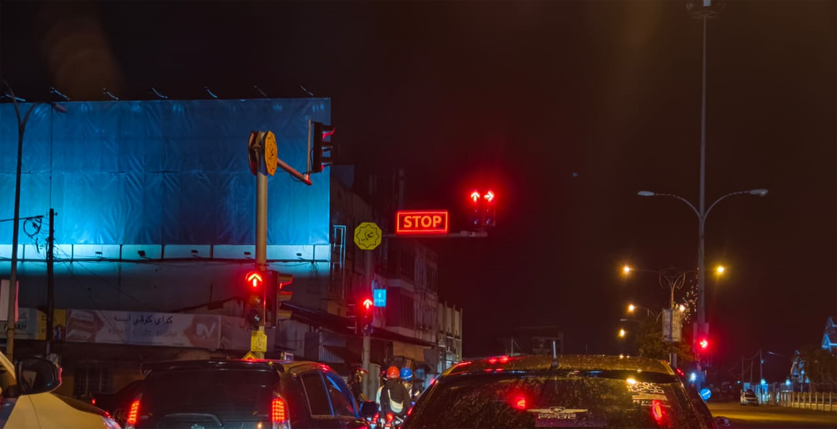 红绿灯上LED板会显示的“Stop”晚上显得特别明亮。