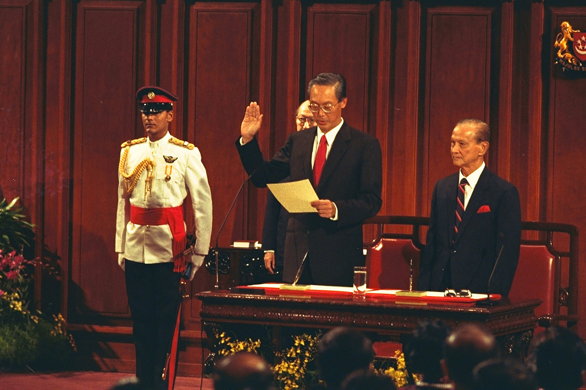 吴作栋（左2起）于1990年11月28日，在黄金辉的见证下，宣誓就任为第2任总理。