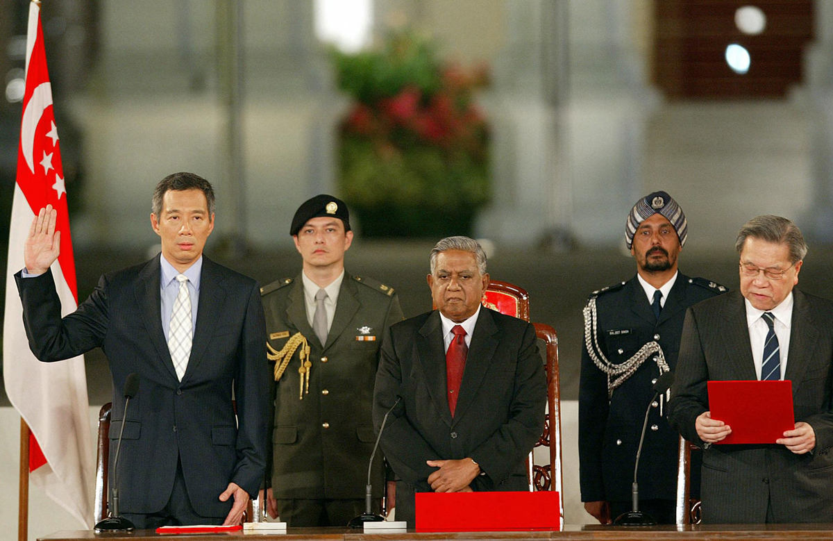 2004年8月12日，李显龙（前排左起）在纳丹和时任大法官杨邦孝的见证下，宣誓为第3任总理。