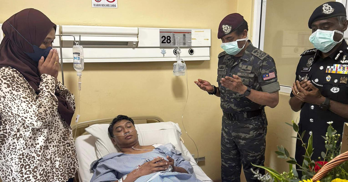 M.古马（右起）陪同拉查鲁丁到医院探访受伤的警员莫哈末哈斯菲。