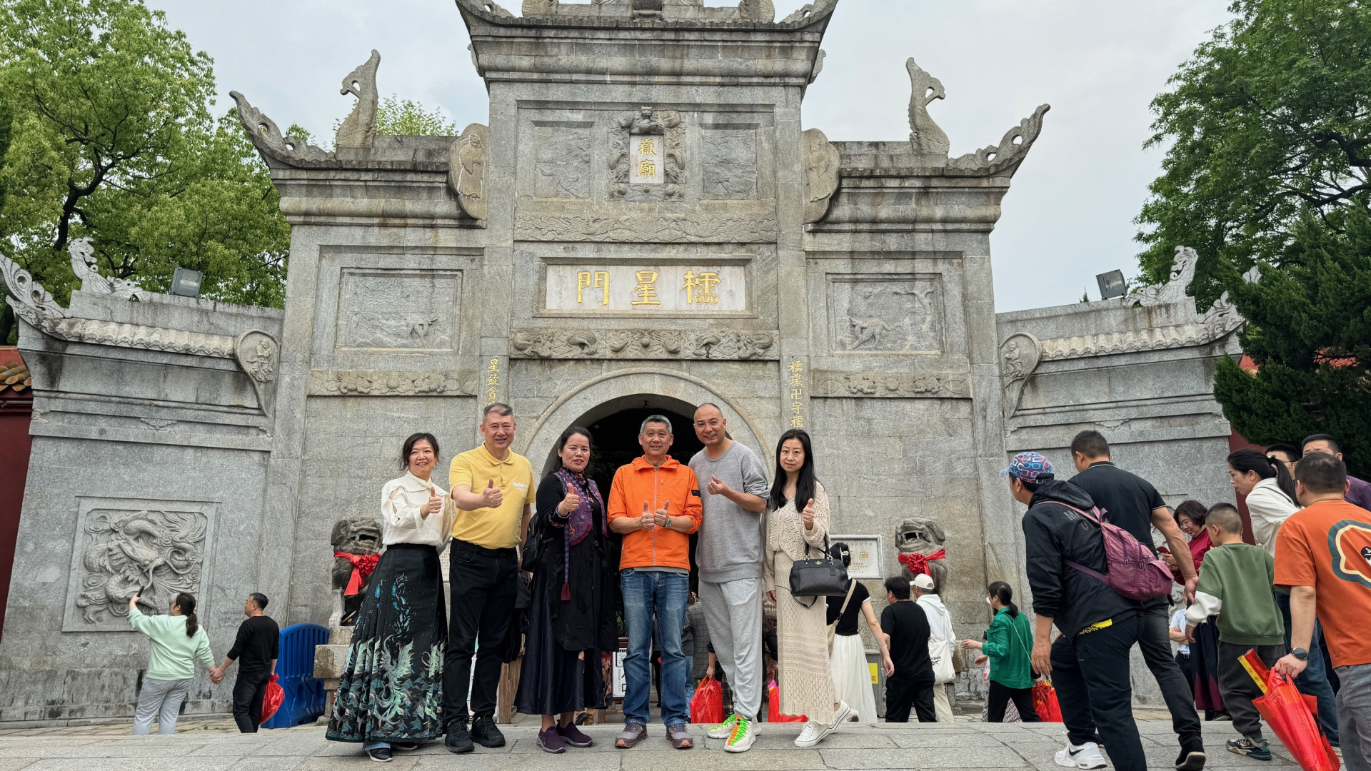 ■我徐徐步入拥有1300年历史的南岳大庙，大家一起穿越过“棂星门”，就意味着我们踏入了“江南小故宫”。
