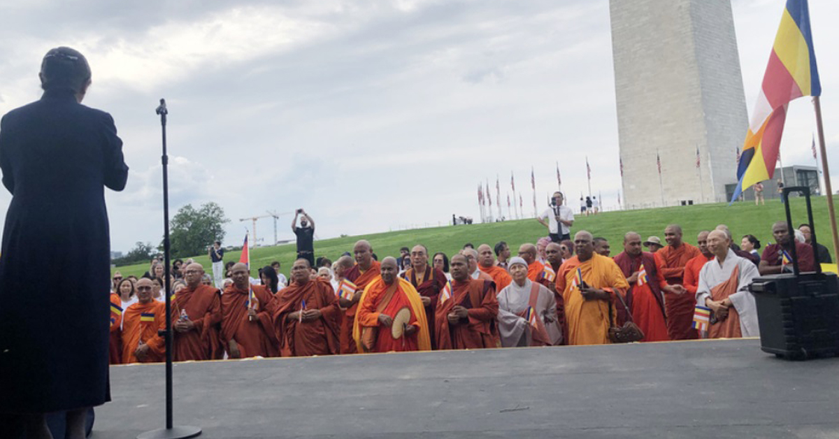 美国佛教界代表庆祝卫塞节，首度在华府的华盛顿纪念碑举行，与会者来自佛教不同派别，也来自不同国家。