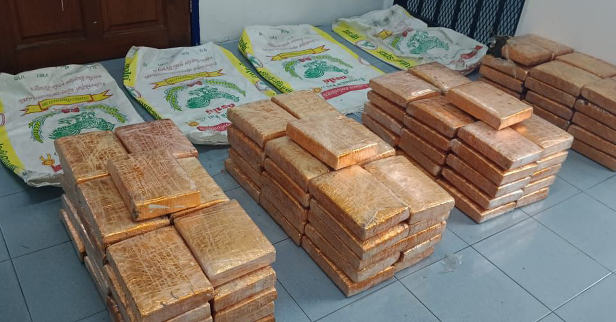 玻州警方从海边起获的4个麻袋，共装有123块大麻砖。