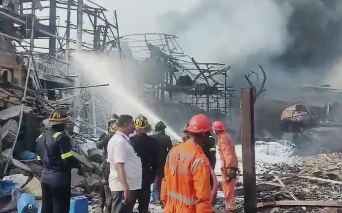 化工厂大爆炸 逾70死伤 威力超强1公里外有震感