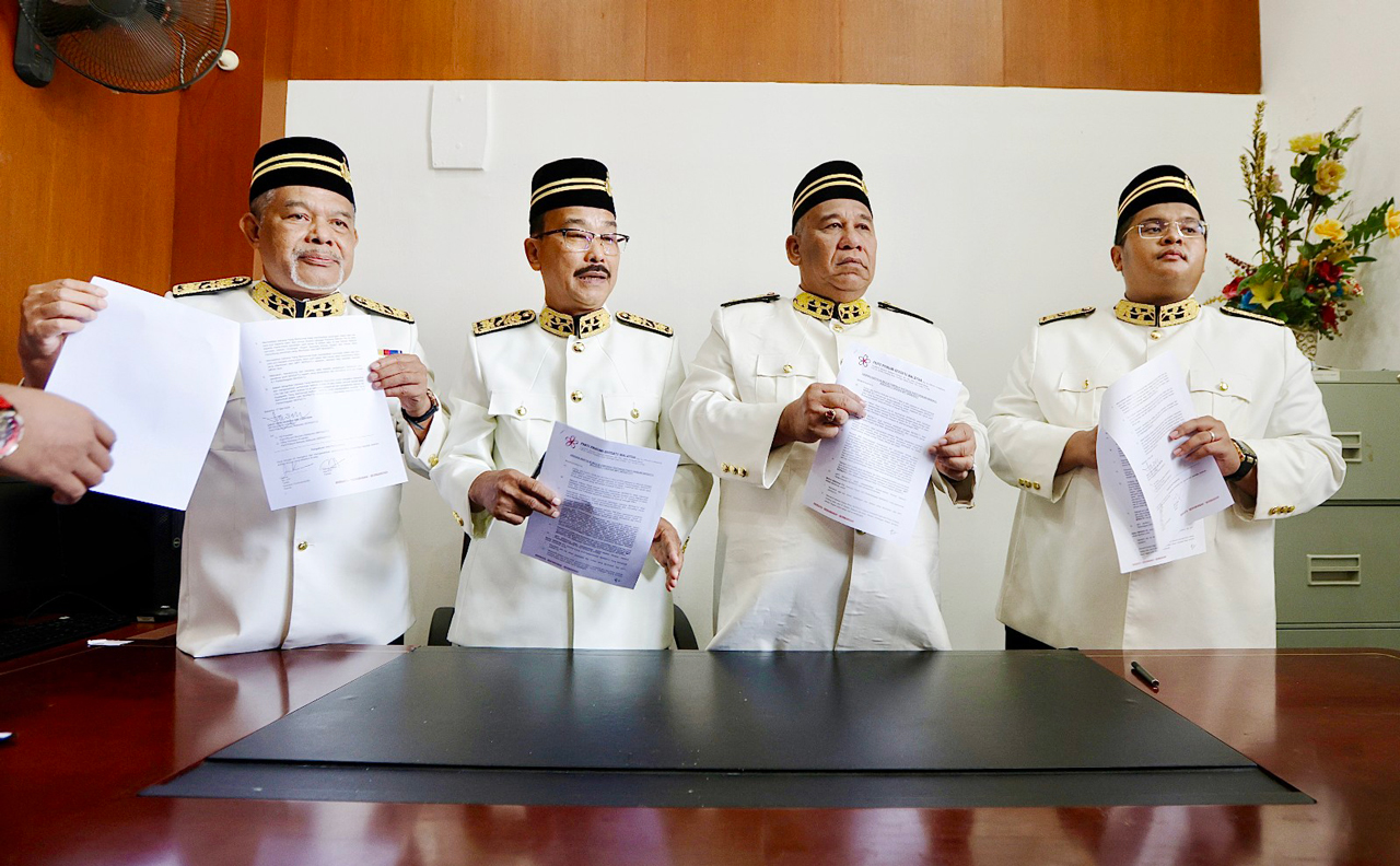 槟州议会｜4土团党州议员签宣誓书
承诺效忠党 不倒戈团结政府