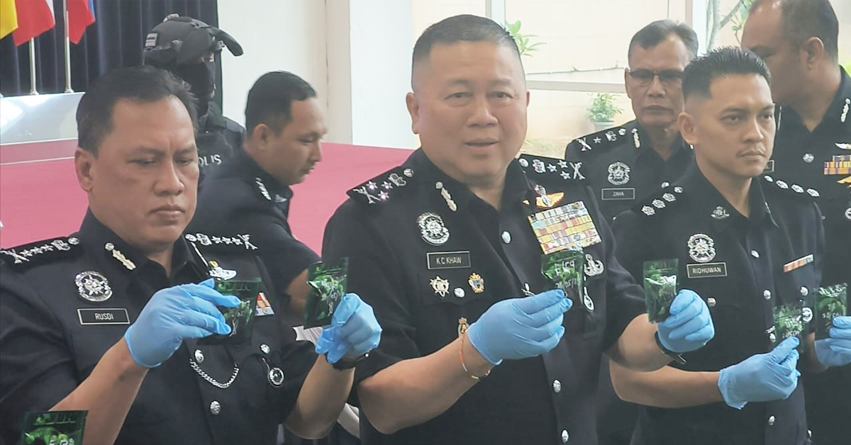 许国振（左2）展示警方起获的部分毒品，左起是吉隆坡总警长拿督鲁斯迪及建功警长礼端助理警监。