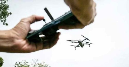 在新加坡放无人机 中国游客被警带走调查