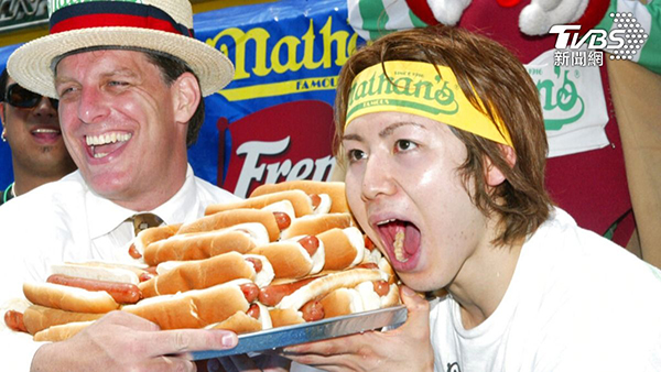 小林尊自2001年到2006年、连续6年赢得“奈森吃热狗大赛”。