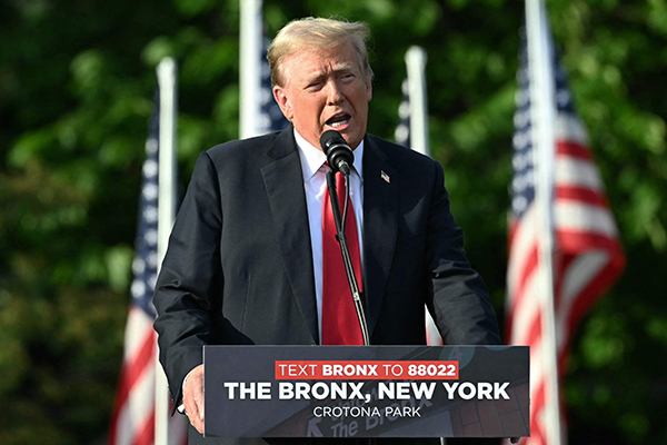 特朗普周四在纽约市南布朗克斯区一场集会中发表讲话。（法新社）