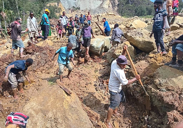 民众周日在扬巴里村挖出受困者。（法新社）