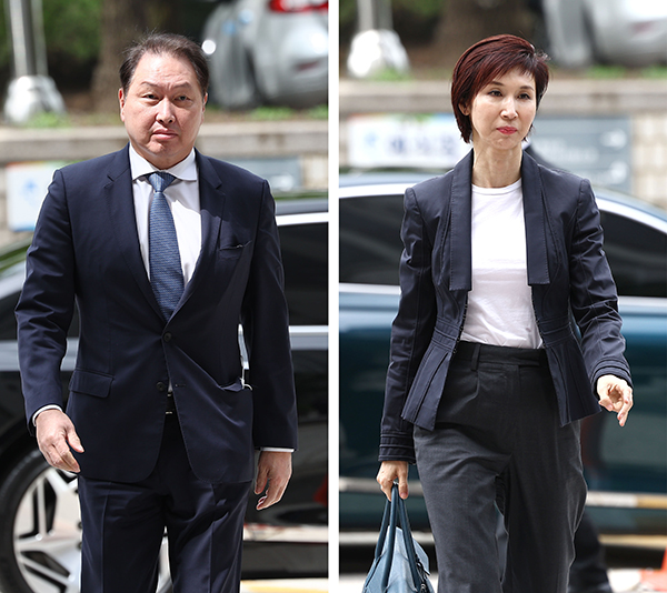 韩国SK集团会长崔泰源（左）、前妻卢素英。