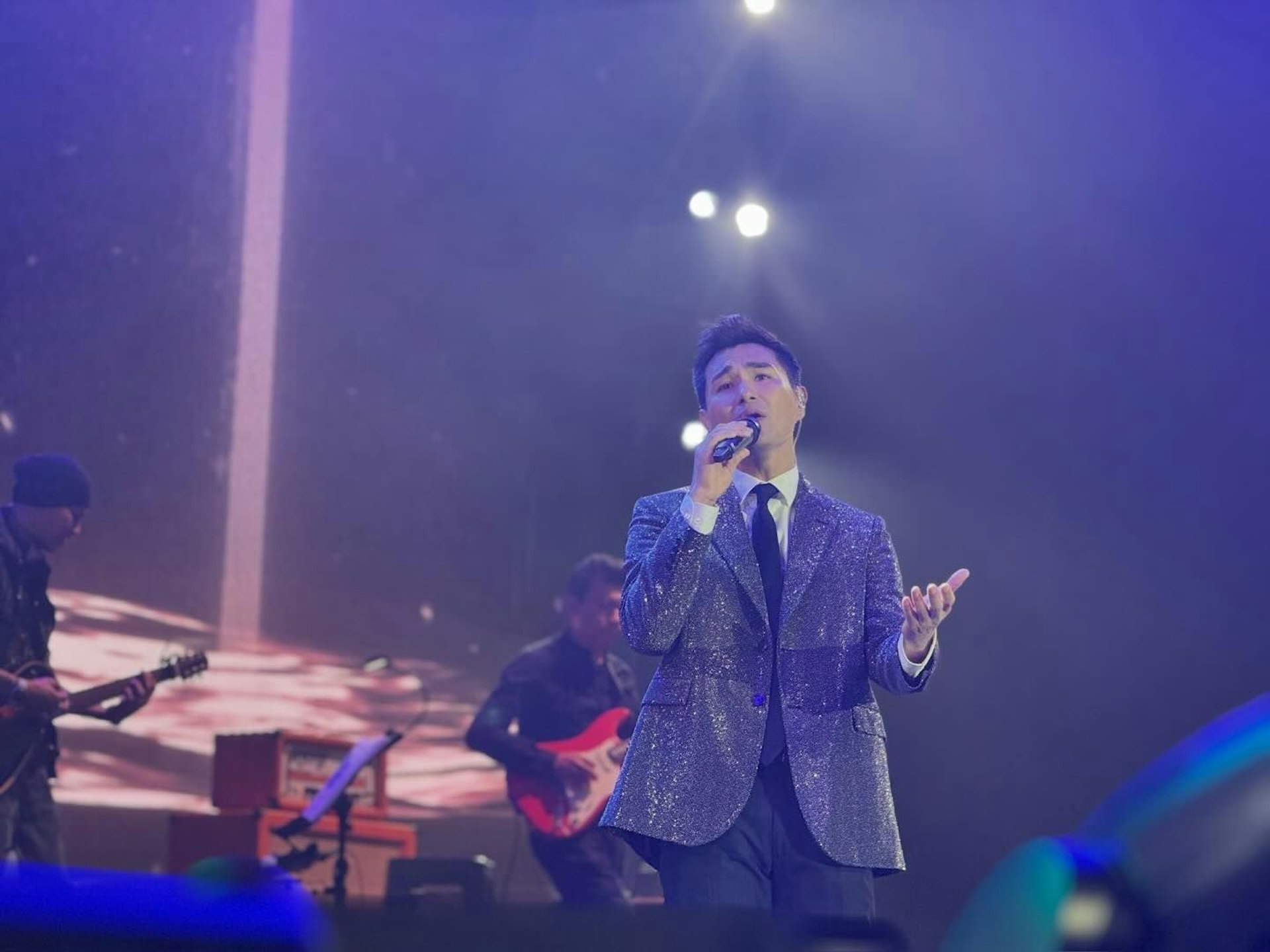 陈展鹏最近飞到新加坡演出登台，与当地的观众以音乐交流。